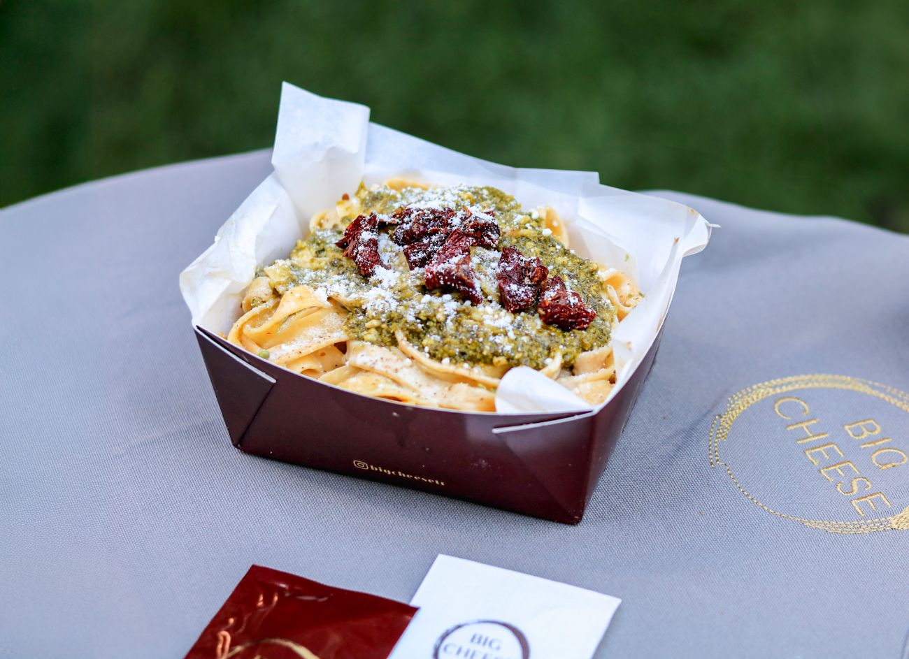 FETTUCCINE Pesto Genovese - Geleneksel pesto sosunun taze aroması, kuru domatesin yoğunluğu ve zeytinyağının yumuşak dokunuşuyla Akdeniz esintili bir lezzet. Taze makarnamız krema ile parmesan tekerinde harmanlanır. Üzerine parmesan peyniri ilave edilir.