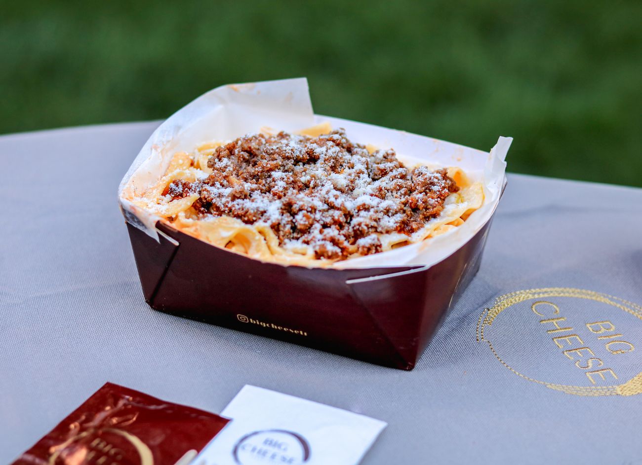 FETTUCCINE Bolognese - Klasik İtalyan mutfağından ilham alan, özenle pişirilmiş kıymalı domates sosu ile hazırlanan zamansız bir tat. Taze makarnamız, krema ile parmesan tekerinde harmanlanır. Üzerine parmesan peyniri ilave edilir.