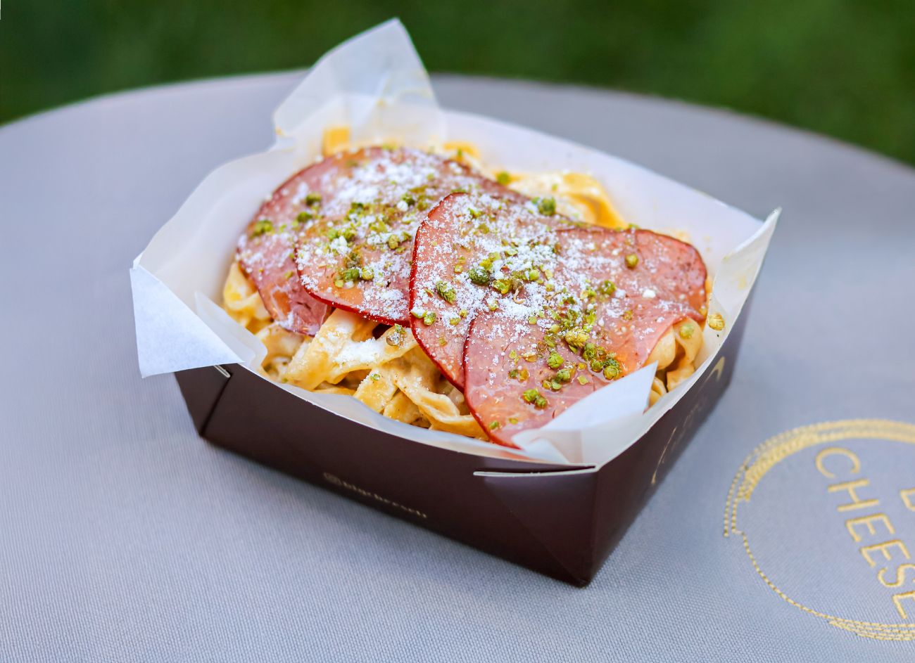 FETTUCCINE FUMO DI MANZO - Füme et dilimlerinin yoğun aromasıyla karakter kazanan, güçlü ve doyurucu bir lezzet.  Taze makarnamız, krema ile parmesan tekerinde harmanlanır. Üzerine parmesan peyniri ilave edilir.