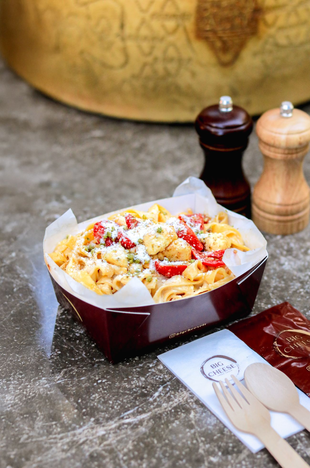 FETTUCCINE Pollo FUNGHI - Tavuk ve mantarın buluştuğu, trüf yağının derin aromasıyla tamamlanan yoğun ve özel bir lezzet.