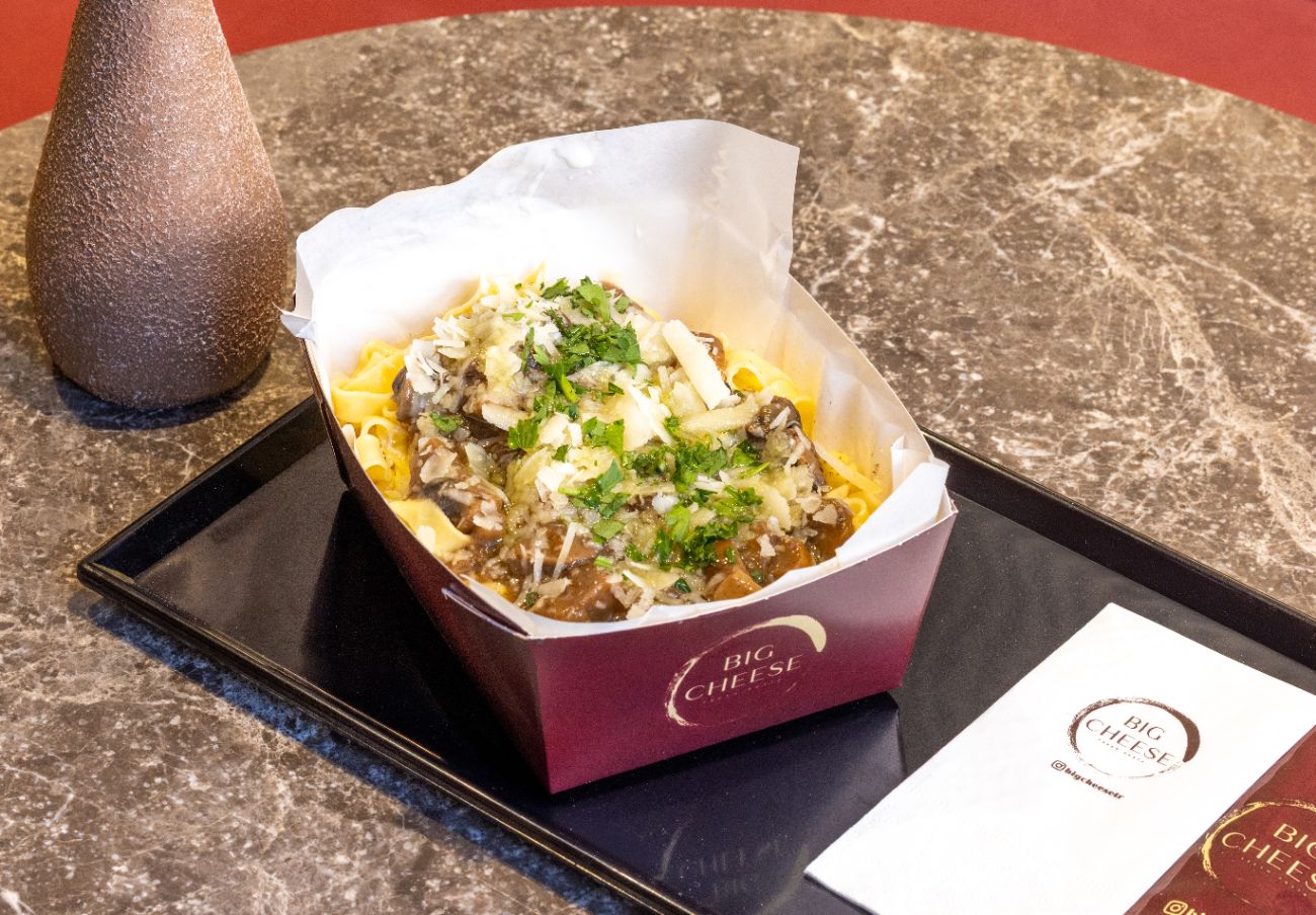 FETTUCCINE PORCINI CIPOLLA - Doğanın en özel mantarlarından porçini, karamelize soğanın tatlılığı ve trüf yağının eşsiz aromasıyla muhteşem bir uyum içinde buluşuyor.