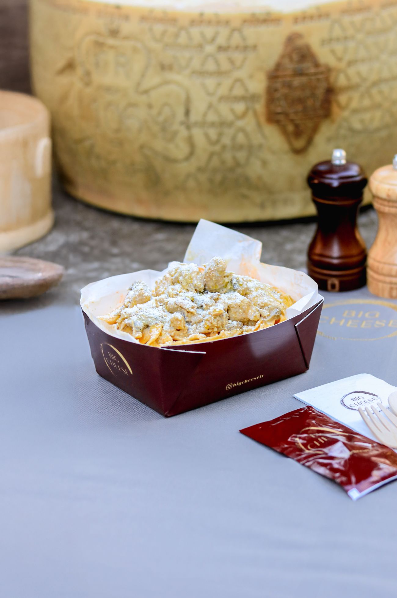 FETTUCCINE Pollo Panna - Krema bazlı sosun yumuşak dokusu ve jülyen tavuk parçalarının uyumuyla hazırlanan, klasik ve konforlu bir İtalyan lezzeti. Taze makarnamız, krema ile parmesan tekerinde harmanlanır. Üzerine parmesan peyniri ilave edilir.