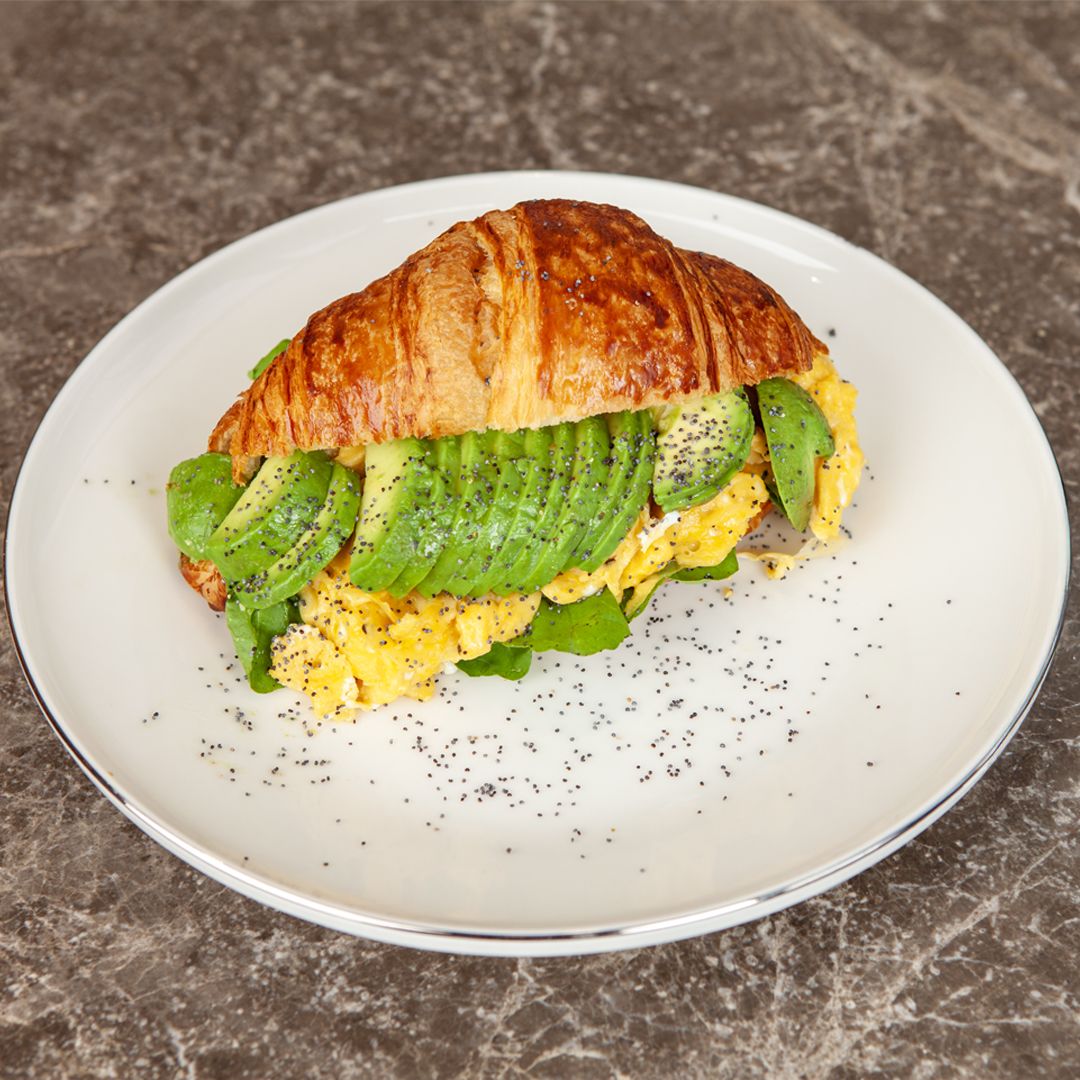 Avokadolu Kruvasan - Çırpılmış yumurta, avokado dilimleri, haşhaş ve roka ile hazırlanır.