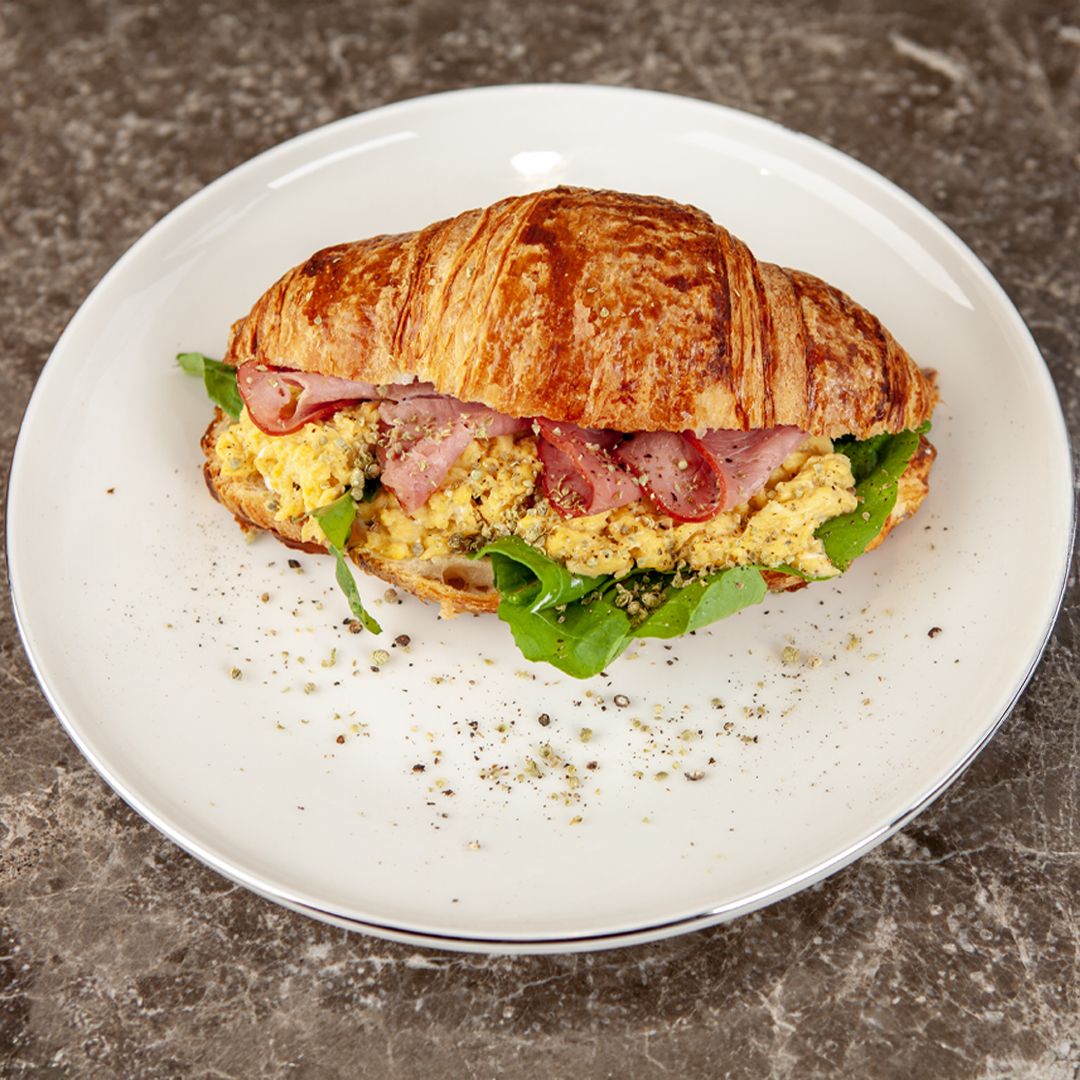 Füme ETLI KRUVASAN - Çırpılmış yumurta, füme et dilimleri ve roka ile dengeli lezzet.