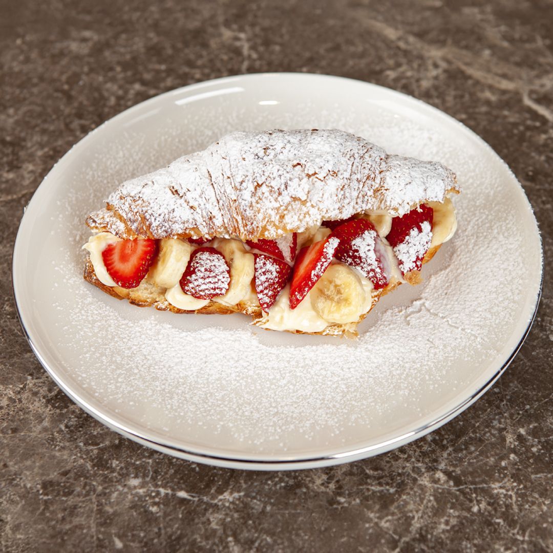 Meyvelı Kruvasan - Pastacı kreması, muz ve çilek ile tatlı bir mola.