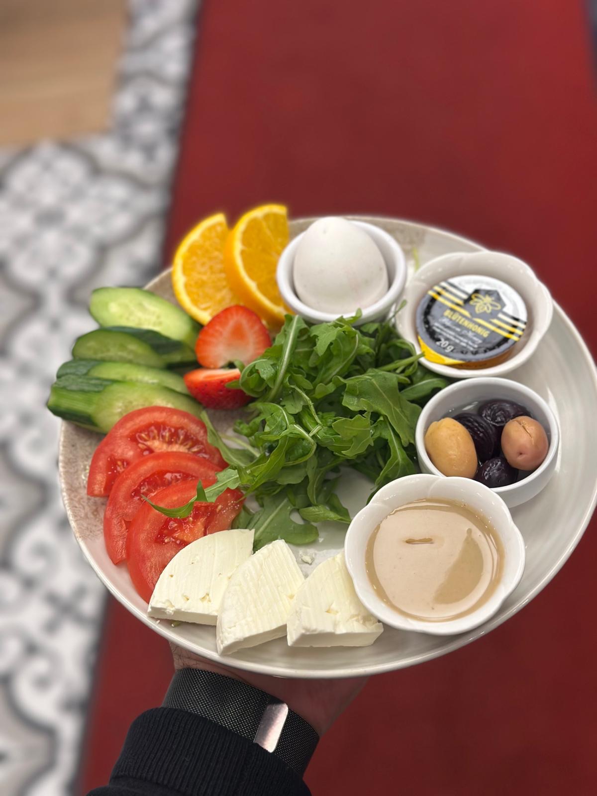 05 Energie Frühstück - Gekochtes Ei, Weißkäse, Oliven, Gurken, Tomaten, Honig, Tahin Pekmez, (Melasse Mit Sesampaste) Dazu 1 Simit