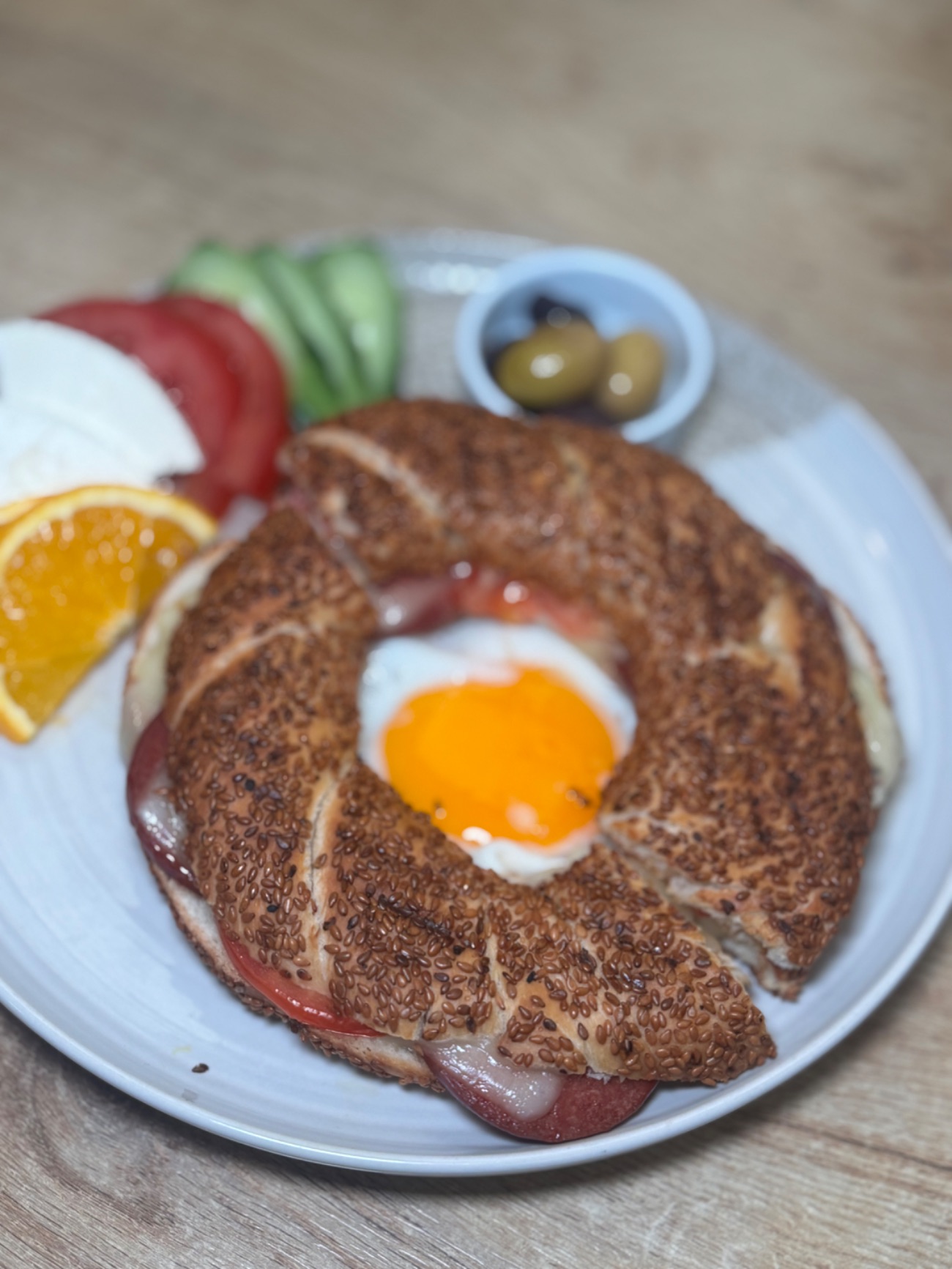 Toast - dazu Tomaten und Gurken