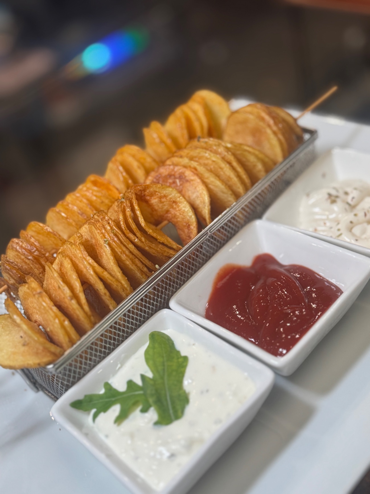 Tornado-Kartoffel - Zwei frittierte Kartoffel in „Tornardo“-Form mit 3 versch. Soße