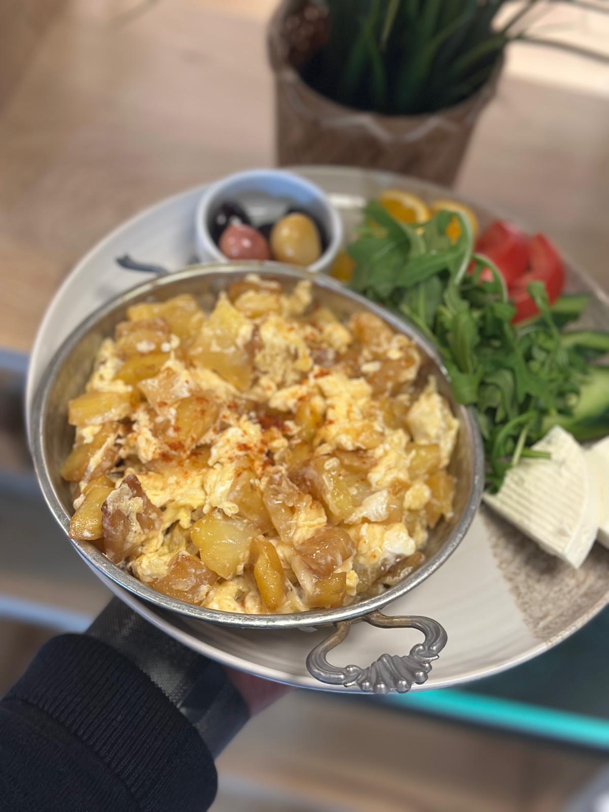 54 Yumurtalı Patates - gebratene Kartoffel mit Ei dazu Oliven , Weißkäse , Tomaten , Gurken , 1 Simit oder 2 Brötchen