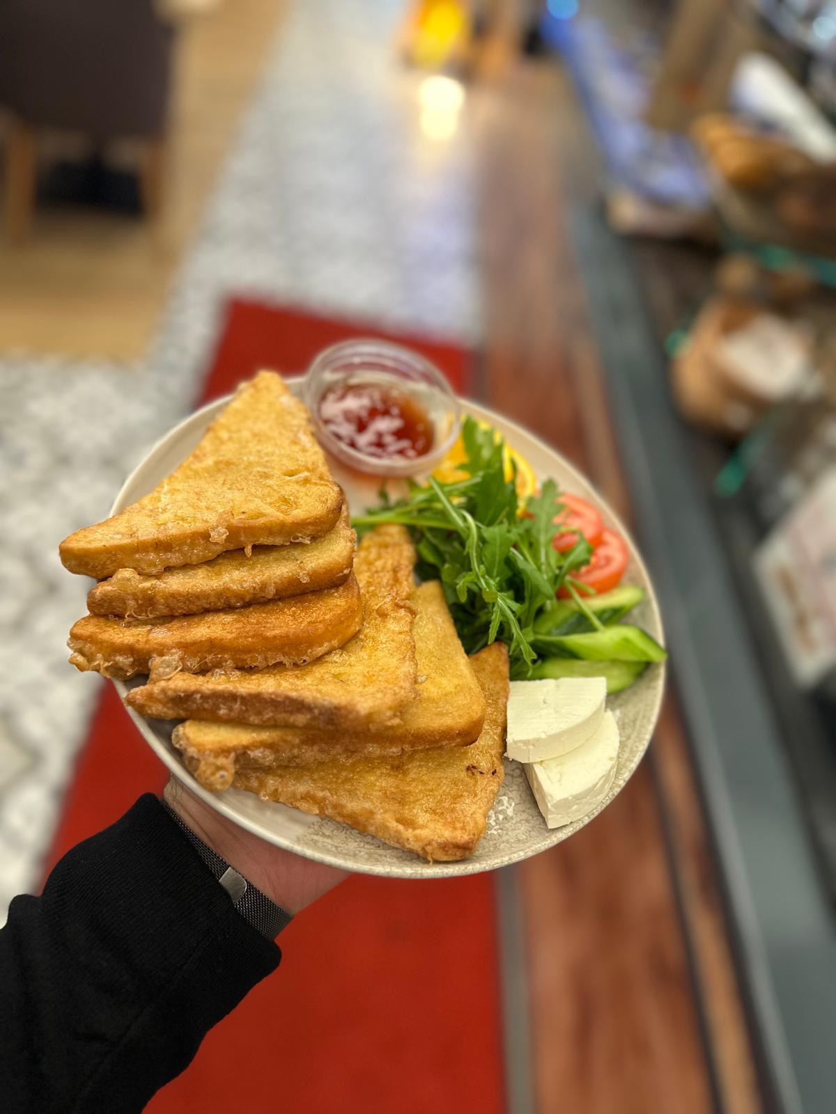 06 French Toast - Mit Ei Und Milch Gebratenes Brot, Dazu Weißkäse, Marmelade, Tomaten, Gurken