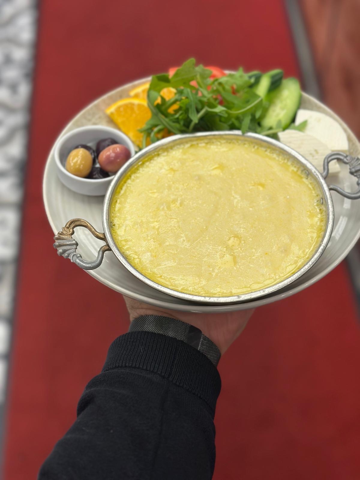 50 Kuymak - Türkisches Käsefondue dazu Oliven , Weißkäse , Tomaten , Gurken , 1 Simit oder 2 Brötchen