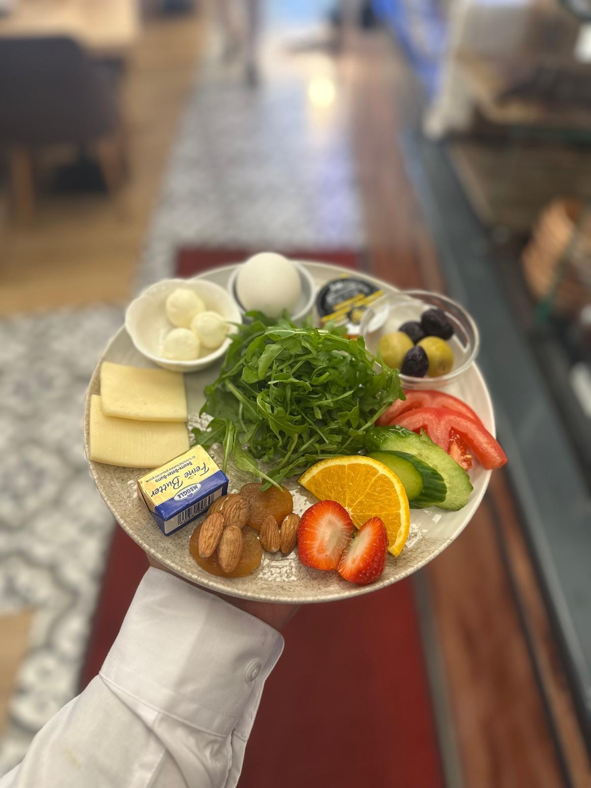 02 Klassik Frühstück - Gekochtes Ei, Butter, Gouda, Oliven, Gurken, Honig, Käse, Tomaten, getrocknete Aprikosen mit Walnüssen, dazu 1 Simit