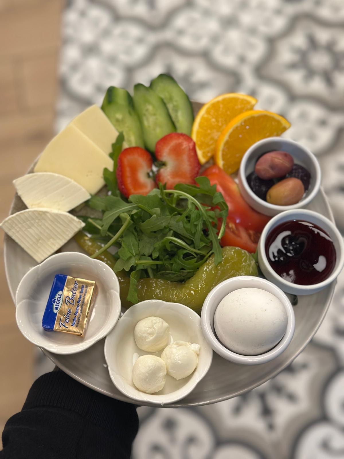 03 Traditionelles Ägäis Frühstück - Gekochtes Ei, Butter, Gouda, Weißkäse, Oliven, Marmelade, Tomaten, Gurken, Saisonale Früchte, Dazu 1 Simit