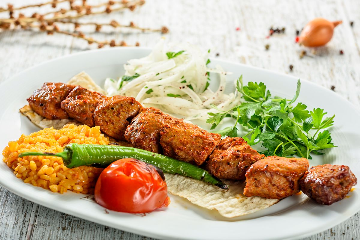 Kuzu Şiş - pilav, salata, közlenmiş biber, domates ile