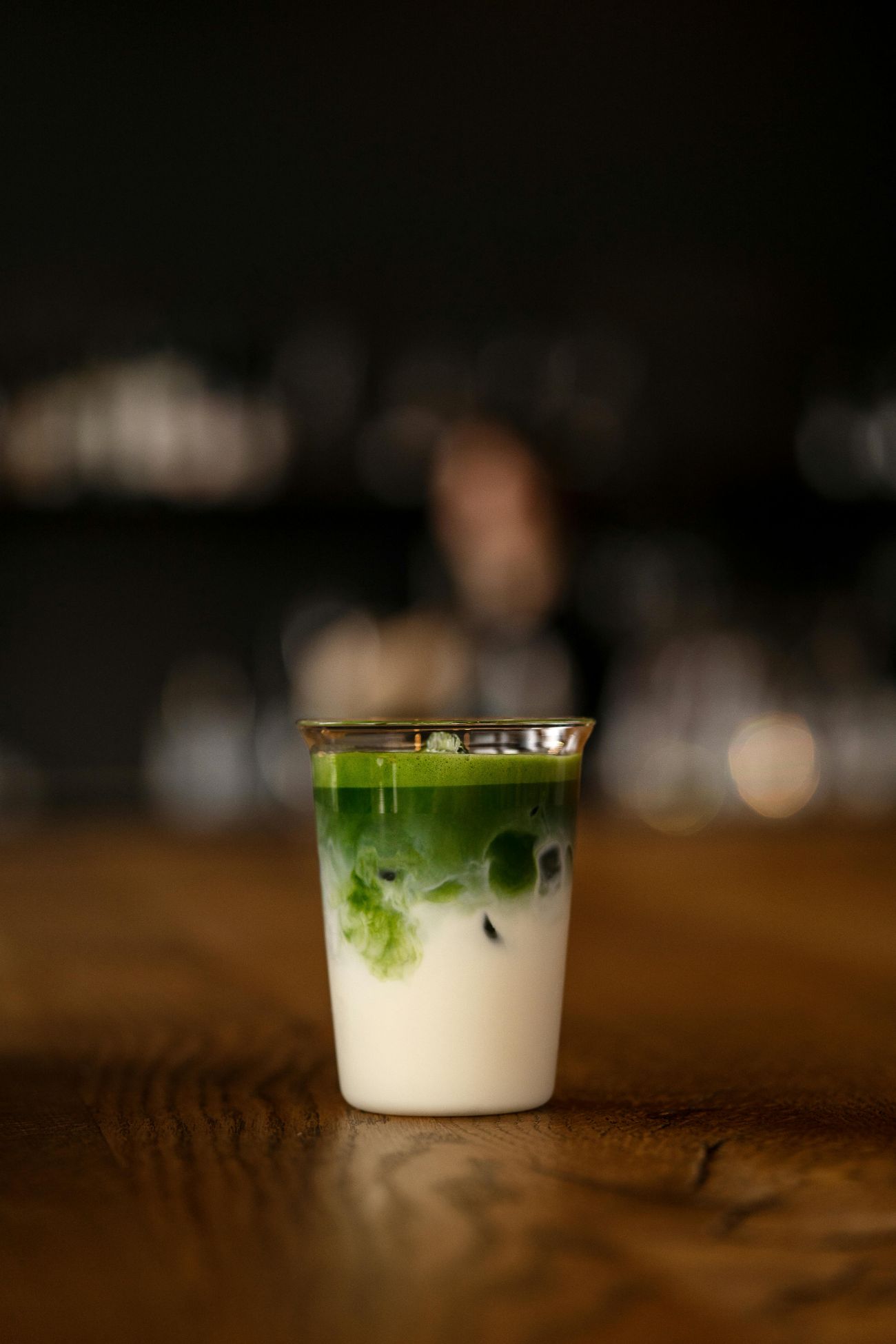 Organic Iced Coconut Matcha Latte - Matcha tozunun topraksı tadını hindistan cevizi sütünün kremsi zenginliğiyle birleştiren, hem şekerli hem şekersiz seçenekleri bulunan lezzetli ve sağlıklı bir içecek