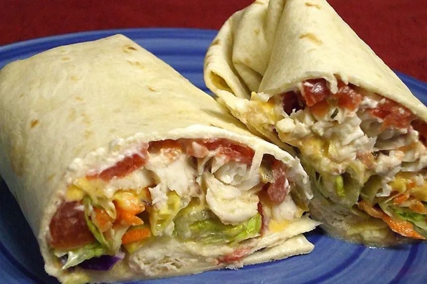 Levrek Wrap - tortilla ekmeğine sarılmış ızgara kılçıksız fileto levrek, roka yaprakları, soğan, domates, tarator sos, patates cipsi ile