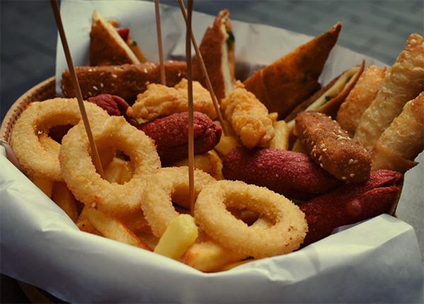 Bira Sepeti - 2 çıtır tavuk, 4 patates kroket, 2 mozarella stick, 4 soğan halkası,1 sigara böreği ve patates cipsi ile