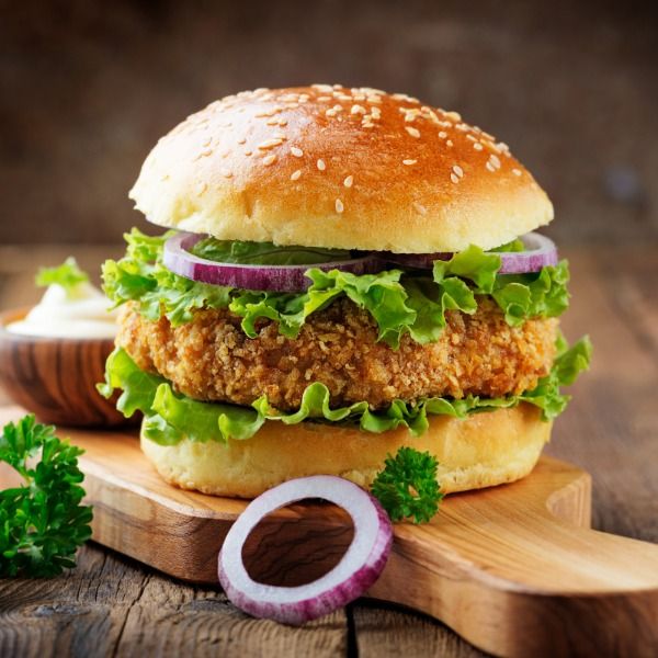 Balık Burger - ızgara balık, roka balıkları, domates, soğan, tarator sos