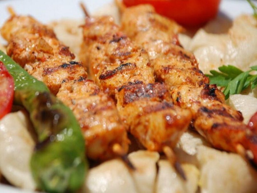 Karışık Izgara - 1 tavuk pirzola, 2 köfte, 1 kuzu pirzola, 1 tavuk bonfile pilav, salata, közlenmiş biber, domates ile