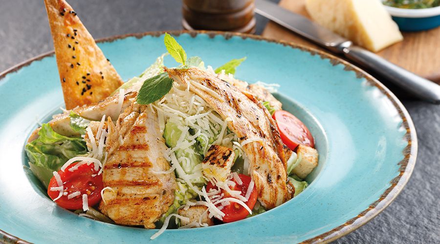 Tavuklu Sezar Salata - ızgara tavuk, mevsim yeşillikleri, mısır, sezar sos ile