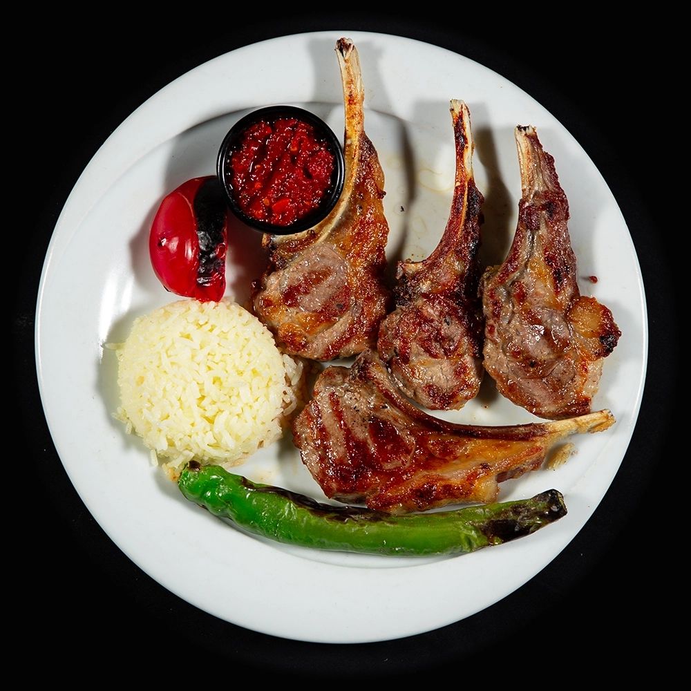 Kuzu Pirzola - pilav, salata, közlenmiş biber, domates ile
