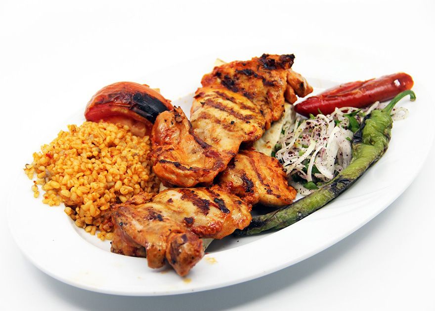 Tavuk Pirzola - pilav, salata, közlenmiş biber, domates ile