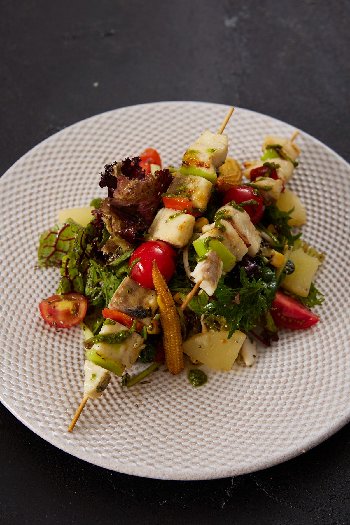 Izgara Levrek Salata - roka, mevsim yeşillikleri, domates, salatalık ile