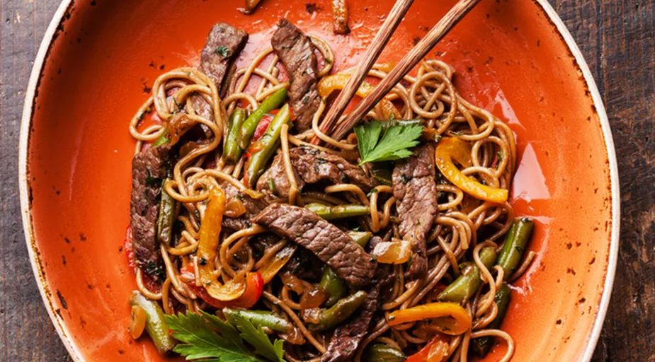 ET BİFTEKLİ NOODLE - jülyen doğranmış dana antrikot parçaları, renkli california biberleri, havuç, kapya, soğan, mantar