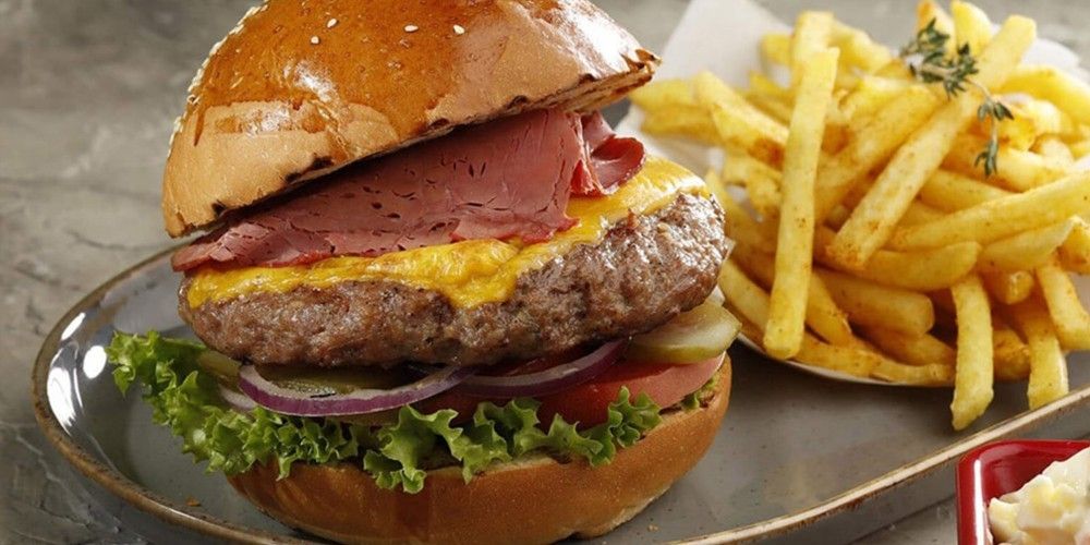 Oase Gurme Hamburger - 110 Gr köfte, karamelize soğan, turşu Mozerella/kaşar dilimleri füme kaburga eti, ızgara hellim ve domates