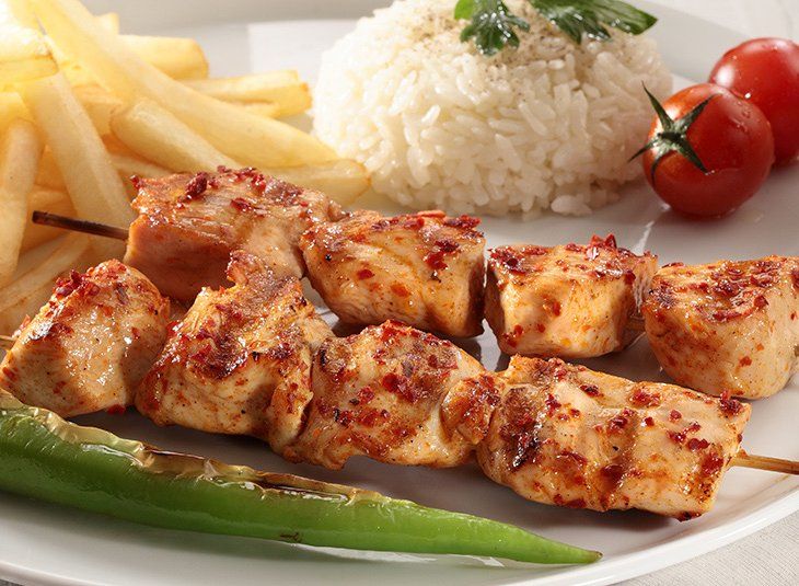 Tavuk Şiş - pilav, salata, közlenmiş biber, domates ile