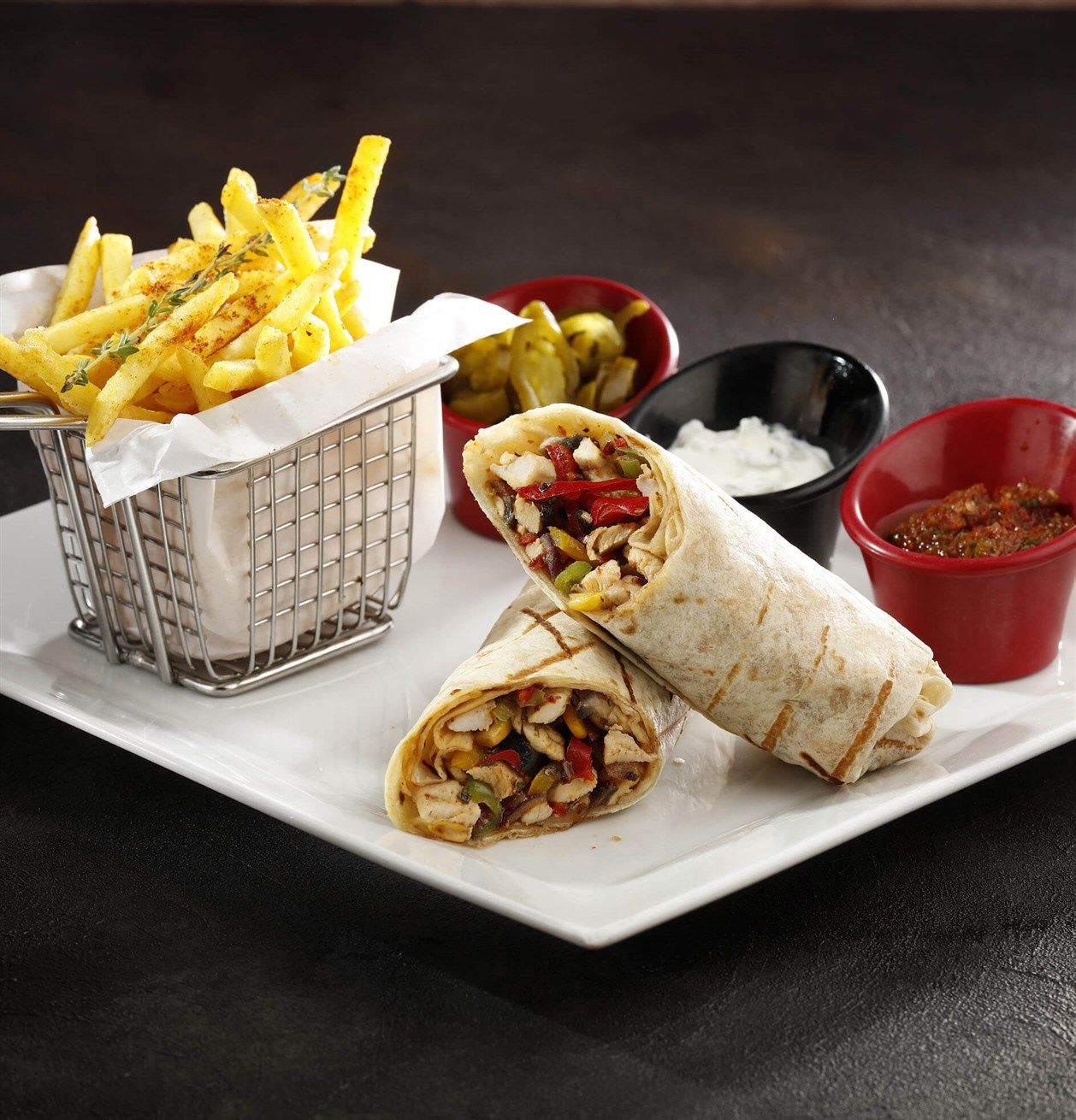 Tavuklu Wrap - Tavuk, Kapya biber, Sivri biber, cheddar peyniri , domates; Patates kızartması ile