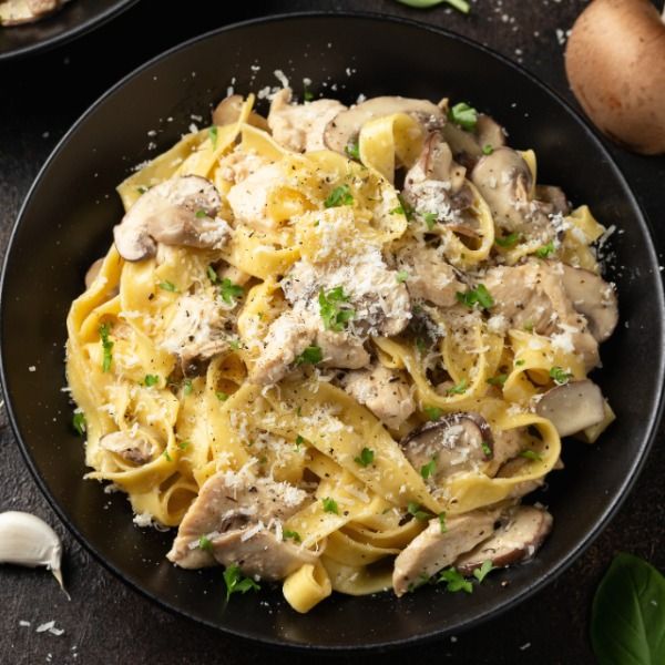 Fettucini Alfredo - jülyen tavuk dilimleri, mantar, krema sos ile