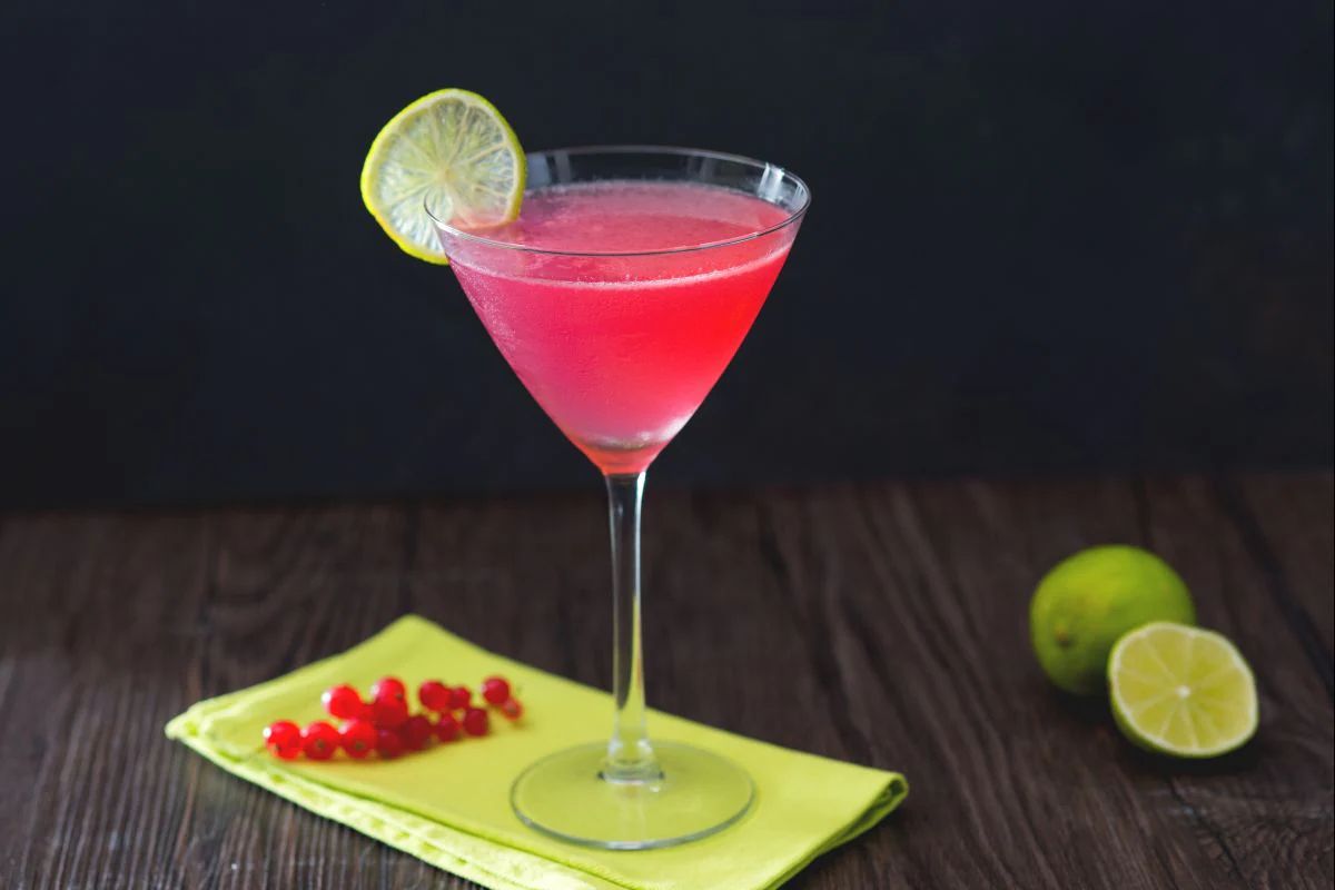Cosmopolitan - votka, vişne suyu, Cointreau, taze lime suyu
