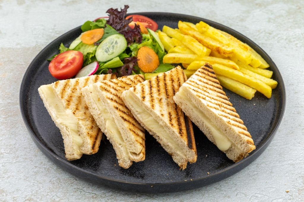 Kaşarlı Tost - domates, salatalık, kızarmış patates ile