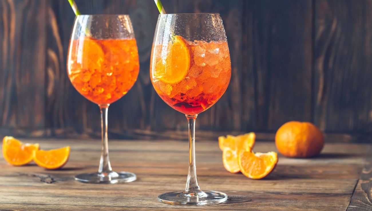 Aperol Spritz - aperol (4cl),  prosecco (4cl) , soda (4cl)