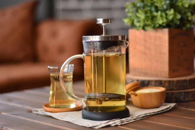 Kräutertee - Serviert mit einer French Press.
