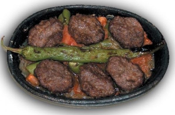 Kiremitte Kaşarlı Köfte - Sotelenmiş Soğan, Kapya, Yeşil Biber ve Pilav ile