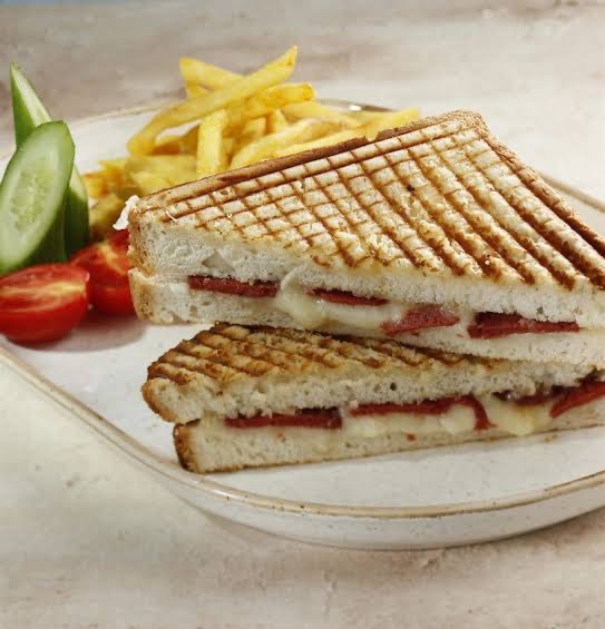 Sucuklu Kaşarlı Tost - domates, salatalık, kızarmış patates ile