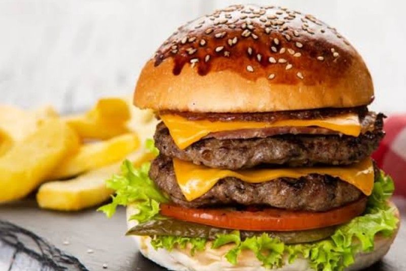 Cheese Burger - ev yapımı 115 gr. dana kıyma köftesi , kıvırcık marul, soğan, domates,kornişon turşu, çedar peyniri, patates cips ile
