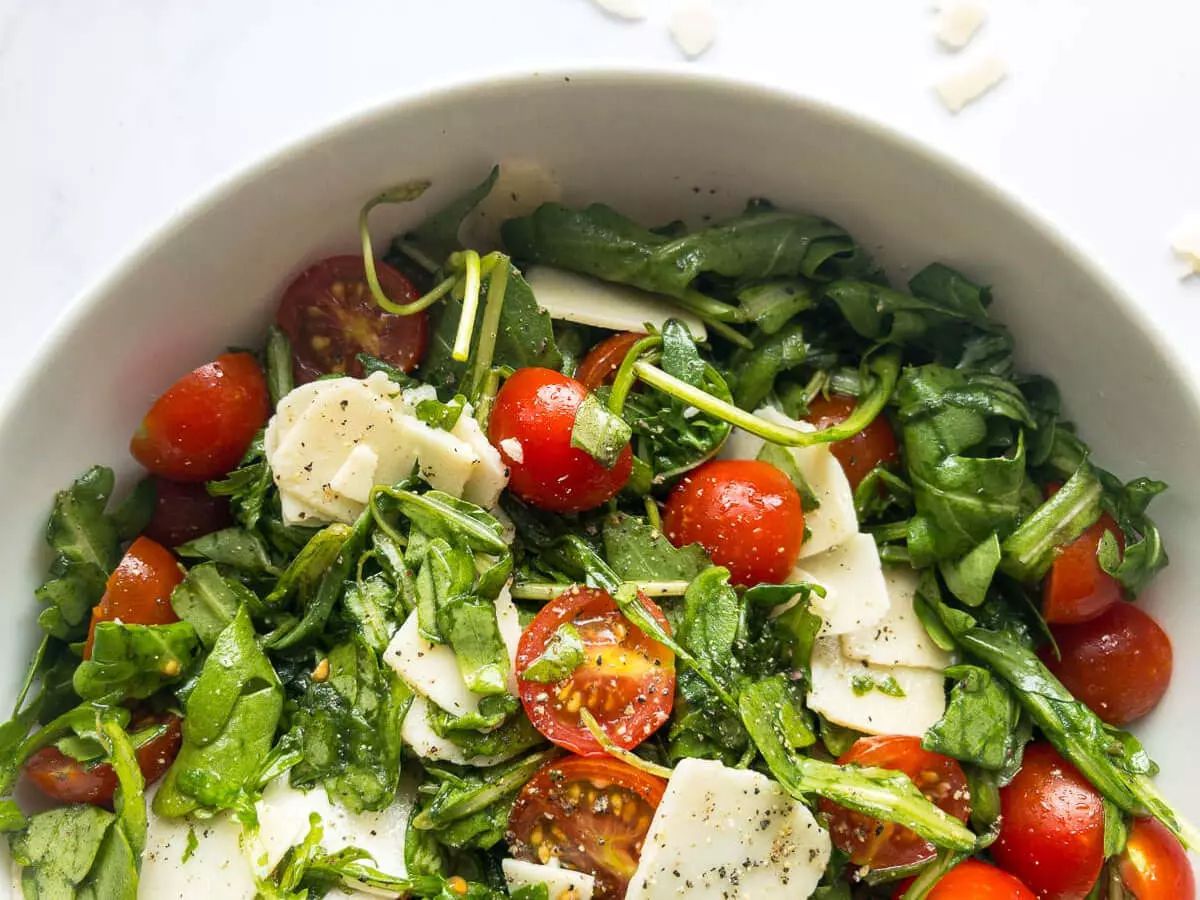 Roka Salatası - roka, domates, beyaz peynir, sarımsak, nar ekşisi, zeytinyağı ile