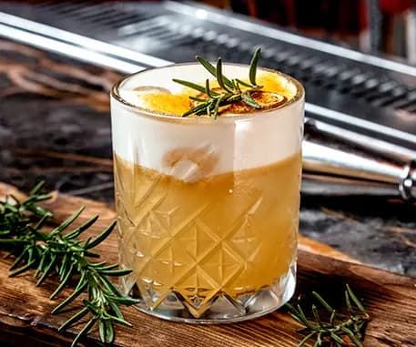 Whisky Sour - Bourbon, şeker şurubu, Lime suyu,