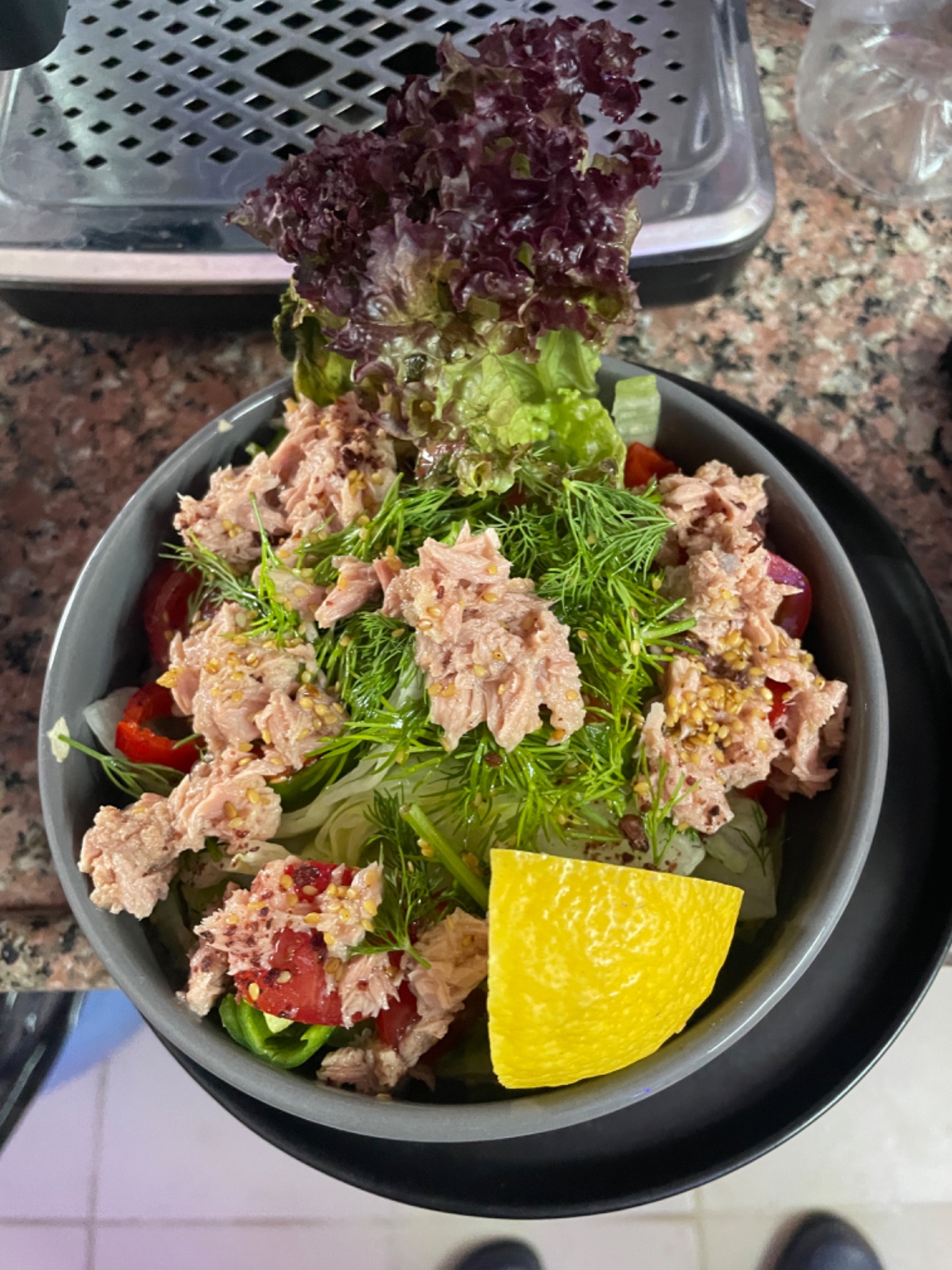 Ton Balıklı Salata - ton balığı, mevsim yeşillikleri, mısır, domates, salatalık ile