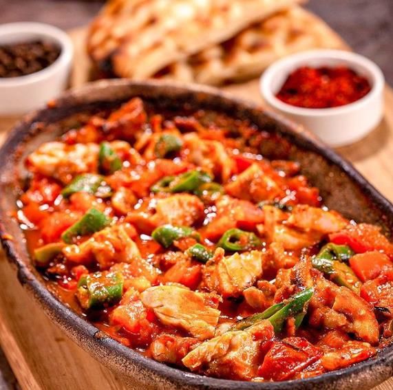 Tavuklu Kaşarlı Güveç - Sotelenmiş tavuk parçaları, biber domates ve eritme kaşar ile