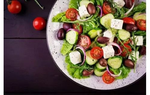 Yunan Salatası - domates, salatalık, biber, soğan, ezine peynir, zeytin, kekik, zeytinyağı ile