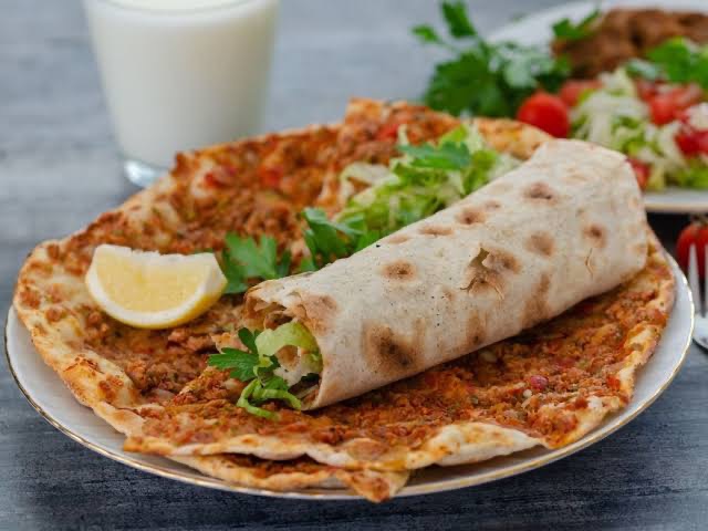 Lahmacun - 2 lahmacun, soğan, mevsim yeşillikleri, limon ile