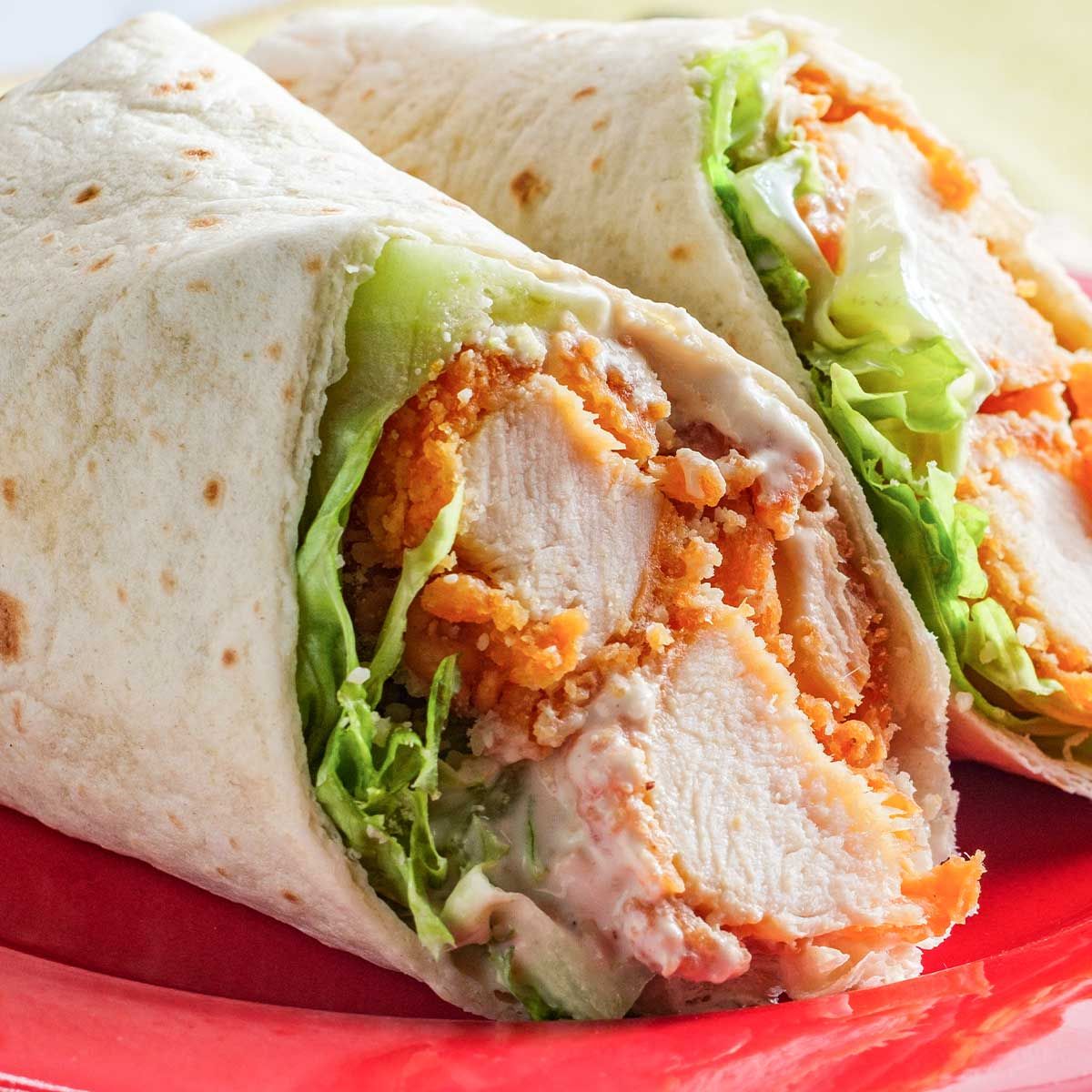 Crispy Chicken Wrap - özel tortilla ekmeğine sarılı çıtır tavuk, soğan, kırmızı ve yeşil biber, patetes kızartması ile