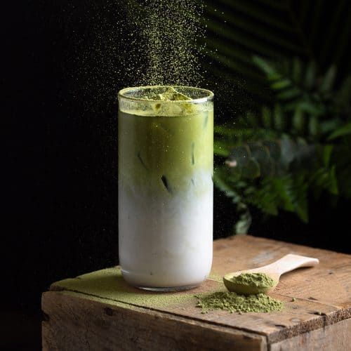 Organic Iced Matcha Latte - Pürüzsüz ve kremsi, bu canlı yeşil çay latte yarı şekerli ve şekersiz seçenekleriyle el yapımı olarak hazırlanır