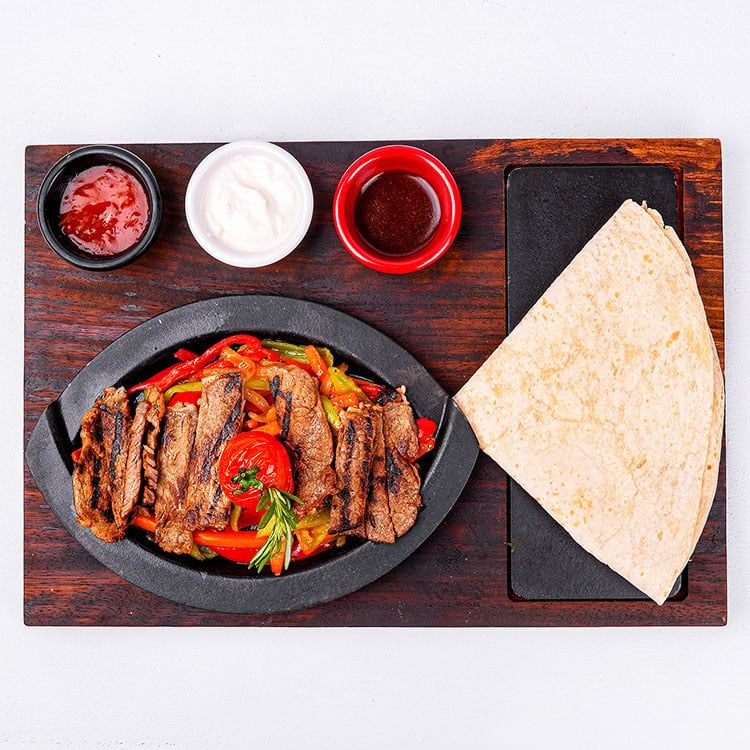 Et Fajita - dana bonfile renkli biber soğan fajita baharatı tortilla lavaş salsa avakado kream sos taze baharatlarla kavrulmuş