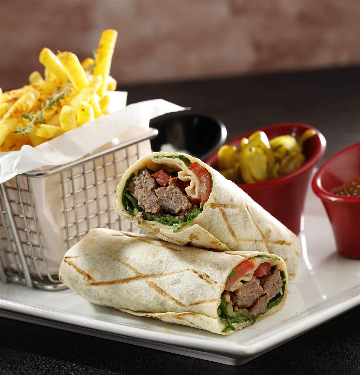 Köfteli Wrap - Özel tortilla ekmeğine sarılı ızgara köfte,maydanozlu ve sumaklı soğan söğüş ve domates  ,kızarmış patates ile