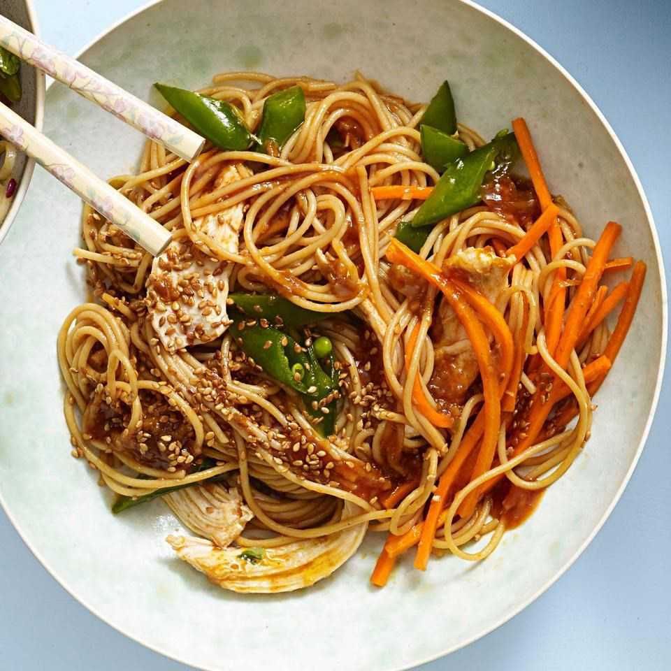 TAVUKLU NOODLE - jülyen doğranmış tavuk parçaları, renkli california biberleri, havuç, kapya, soğan, mantar
